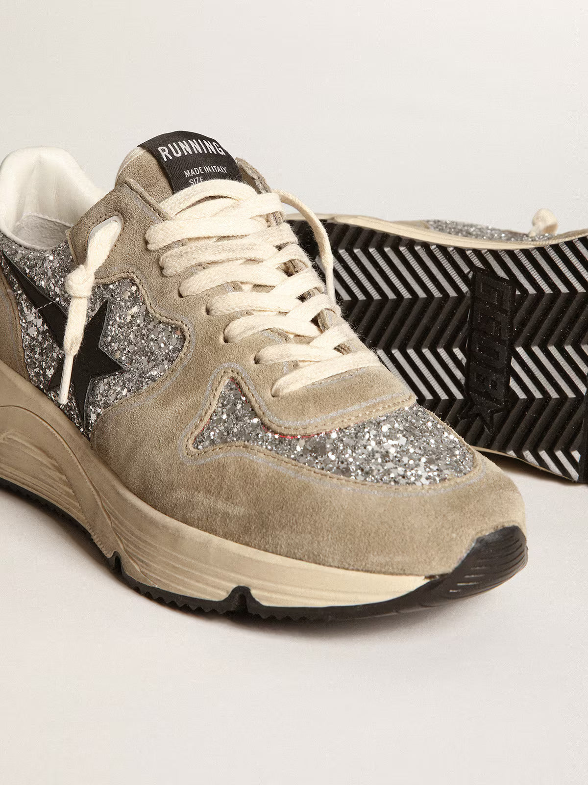Running Sole femme à paillettes argentées et en daim gris tourterelle